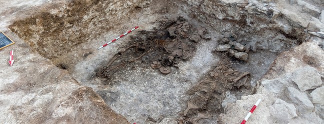 Túmulo encontrado do guerreiro com seu cavalo — Foto: Academia Búlgara de Ciências