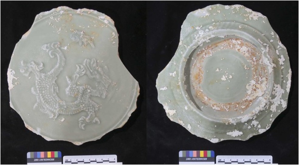 Dragão em aplique num prato Longquan 'celadon A' com base assimétrica — Foto: Michael Flecker