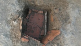 "Geladeira" romana com recipientes de vinho e ossos é achada na Bulgária