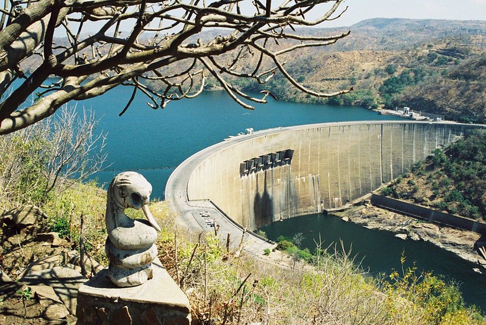 A Barragem de Kariba, construída no Rio Zambeze, entre o Zimbábue e a Zâmbia, na década de 1950, represa o maior reservatório artificial do mundo — Foto: Creative Commons