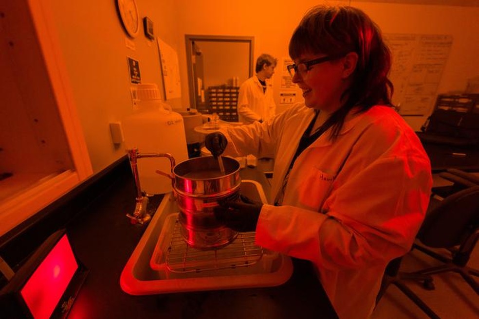 No Laboratório de Luminescência da Universidade Estadual de Utah, o estudante de pós-graduação Hawke Woznick usa peneiras para preparar amostras de sedimentos do Camp Century da Groenlândia para datação — Foto: Divulgação/USU/Levi Sim