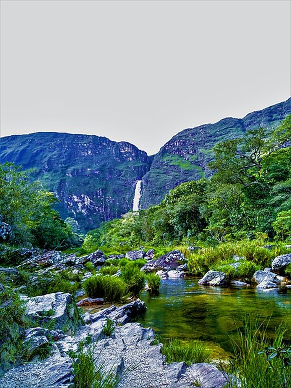 Logo em sua nascente, no Parque Nacional da Canastra, em São Roque de Minas (MG), o rio São Francisco forma sua maior cachoeira, a Casca D'anta, com quase 200 m de queda livre — Foto: Wikimedia Commons
