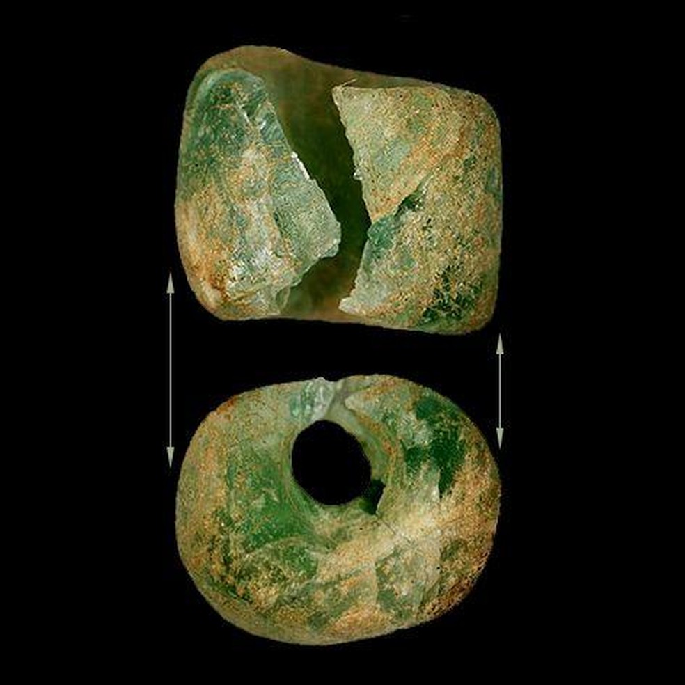 Conta de vidro descoberta em sepultura que teria origem na Mesopotâmia  — Foto: Município de Tiel 