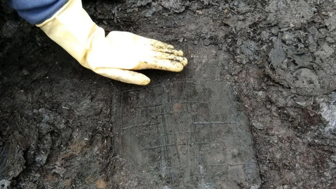 Antigo jogo russo é encontrado nas costas de pá de madeira por arqueólogos