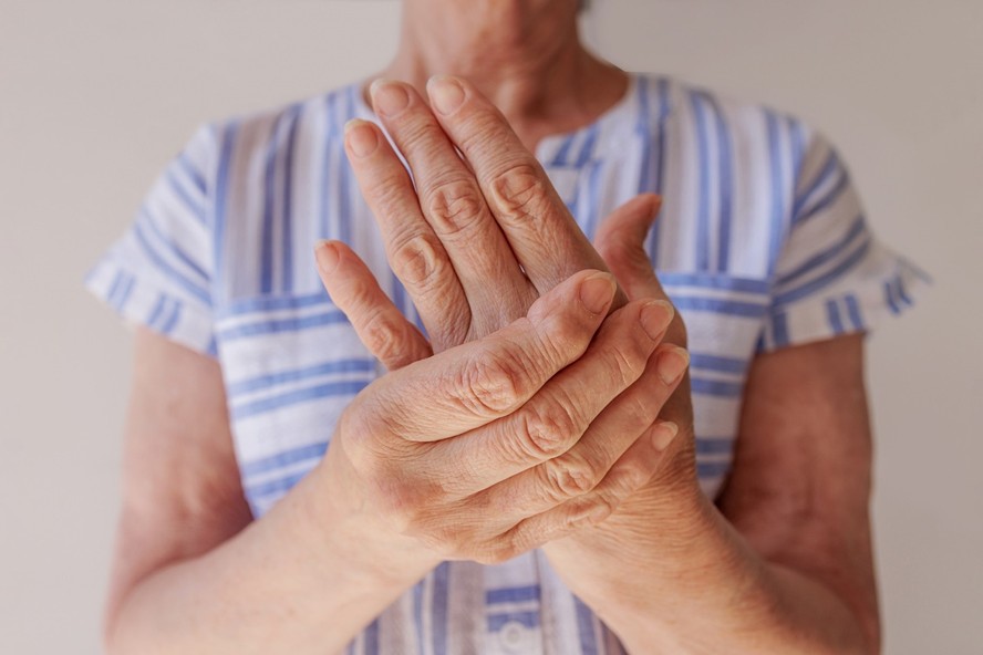 Parkinson pode causar sintomas de tremor nos dedos ou nas mãos