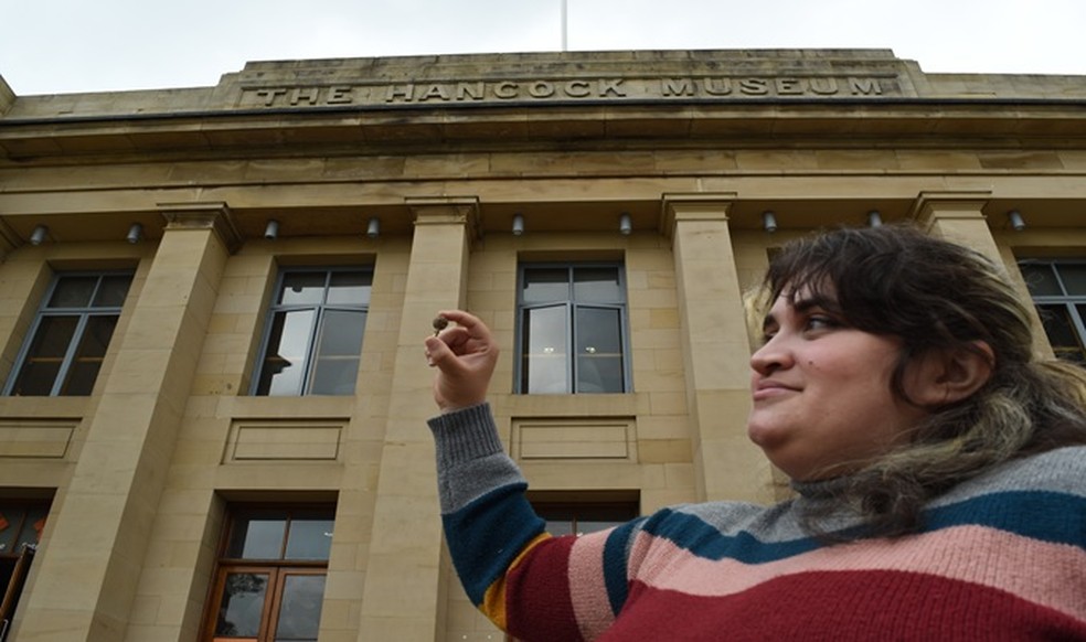 Yara Souza com o objeto de ouro do início da Idade Média que descobriu em Northumberland — Foto: Portable Antiquities Scheme/Universidade de Newcastle