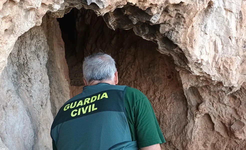 Um membro da Guarda Civil da Espanha em uma das cavernas — Foto: Guarda Civil
