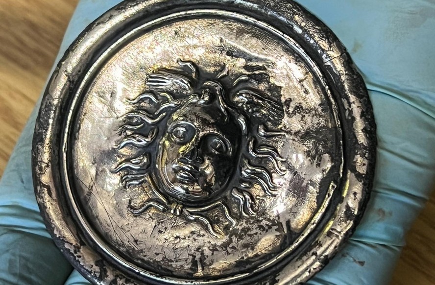 Medalha militar de prata de quase 1,8 mil anos com a cabeça da Medusa