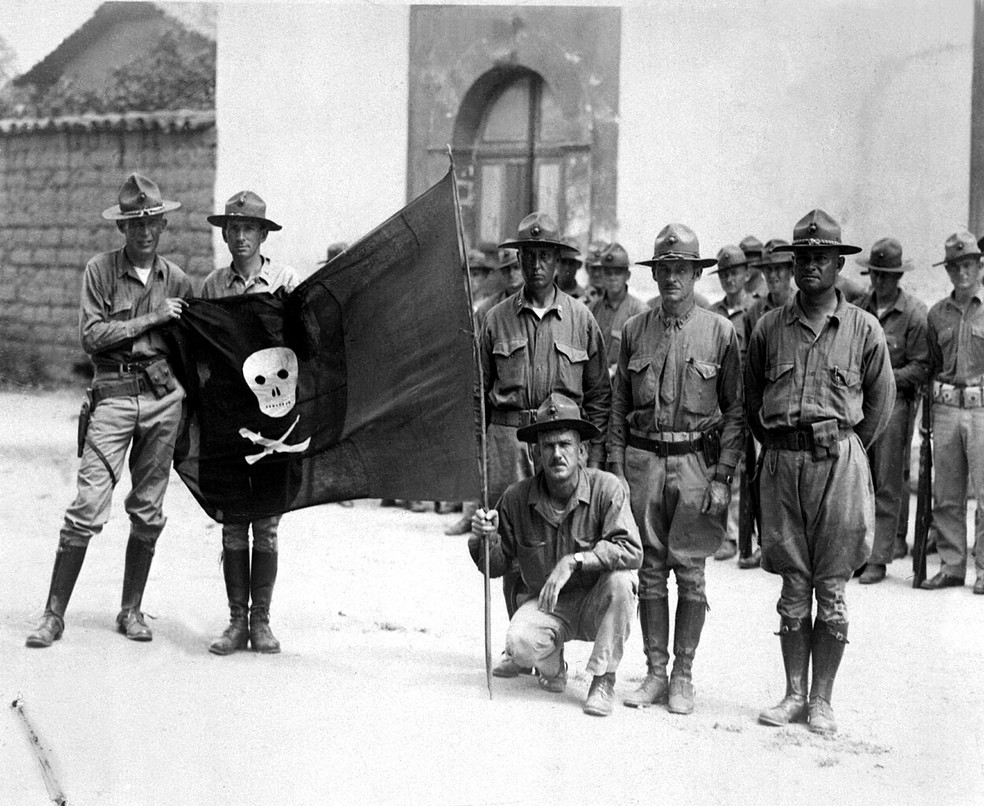 Fuzileiros Navais dos EUA segurando a bandeira de Sandino, na Nicarágua, em 1932 — Foto: Wikimedia Commons