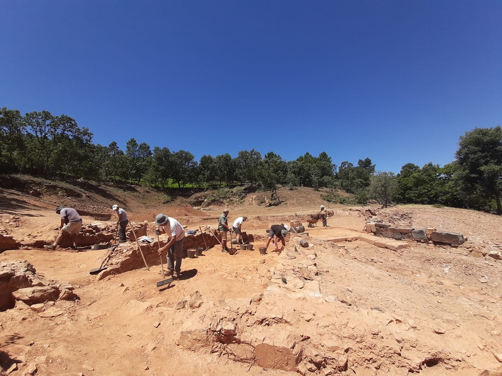 Registro de escavações de 2021 do anfiteatro de Ammaia, antiga cidade romana na região do Alentejo, em Portugal  — Foto: Museo Nacional de Arte Romano / Facebook