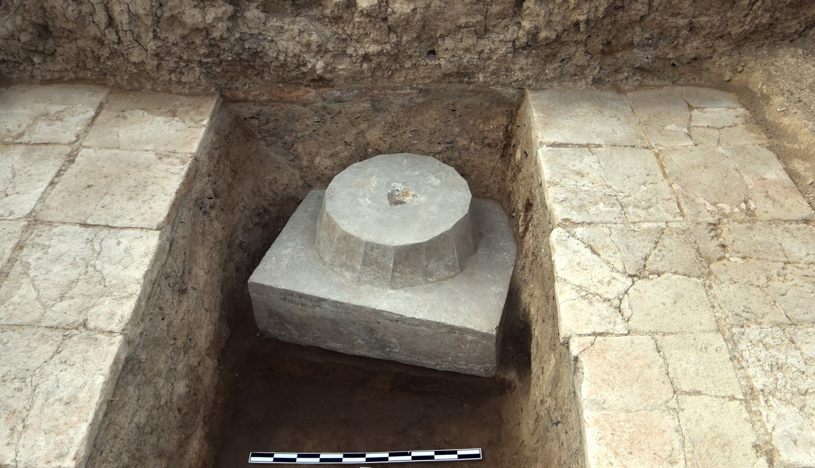 Uma base de coluna inacabada encontrada sob um dos andares do palácio Adad-nirari III — Foto: Penn Museum