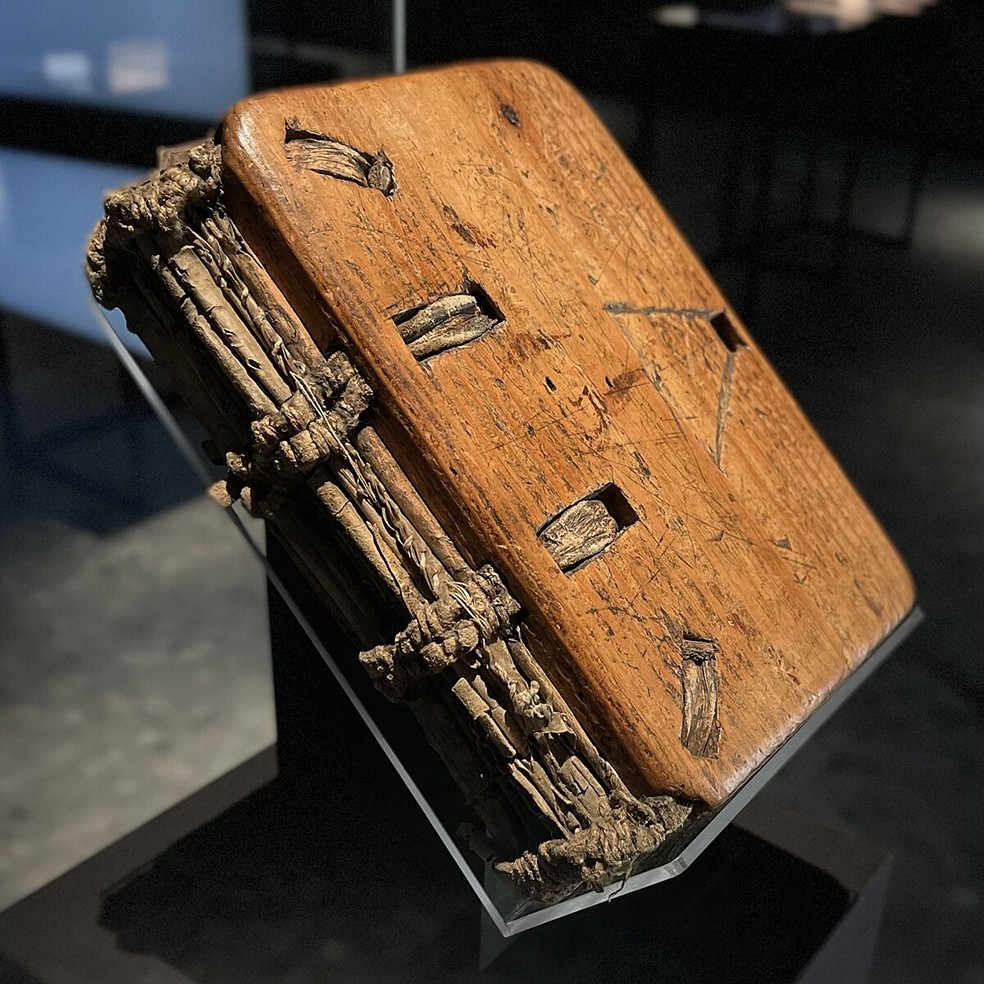 O Saltério de Kvikne tem uma confecção bem diferente do manuscrito de Hagenes, possuindo uma encadernação original de madeira com inscrições que misturam runas e letras latinas — Foto: Wolfmann/Wikimedia Commons