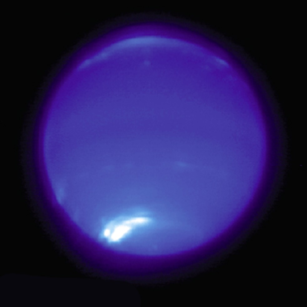 Imagem de Netuno tirada com o telescópio Keck II em 21 de junho de 2023 mostra quase nenhuma nuvem, exceto perto do polo sul — Foto: Imke de Pater, Erandi Chavez, Erin Redwing (UC Berkeley)/WM Keck Observatory