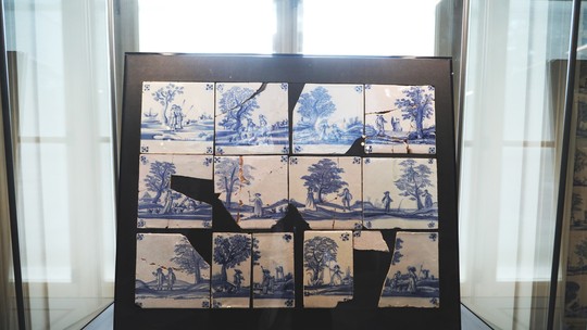Antes de morrer, homem devolve azulejos do século 17 por correio a museu
