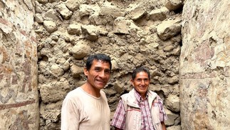 O arqueólogo e artista Pedro Neciosup e o antigo guardião do sítio, Adrián Villón, na sala do imaginário moche — Foto: Lisa Trever/Paisajes Arqueológicos de Pañamarca