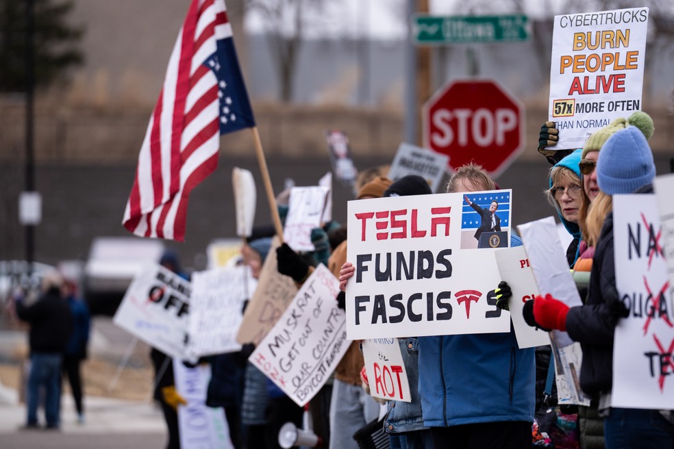 Manifestantes em frente à Tesla em Minneapolis, nos EUA, no dia 29 de março — Foto: Wikimedia Commons