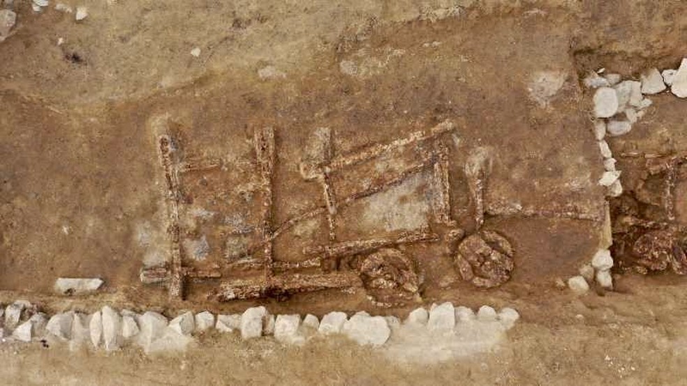 Componentes de veículos de madeira desenterrados no noroeste da China — Foto: Instituto Xinjiang de Relíquias Culturais e Arqueologia