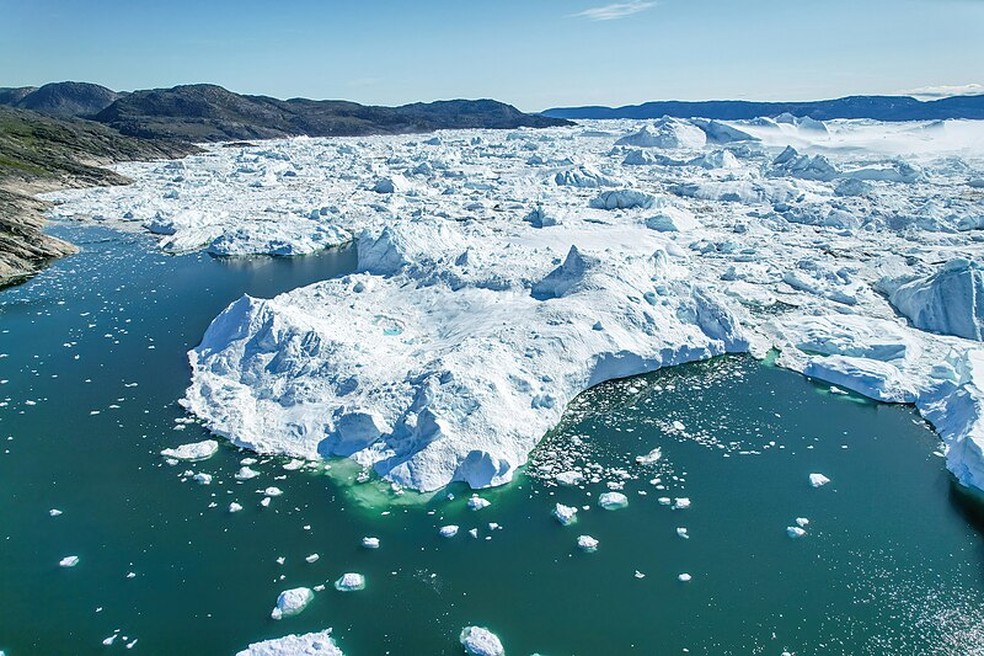 Vista aérea da geleira Jakobshavn na Baía de Disko, na Groenlândia — Foto: Wikimedia Commons