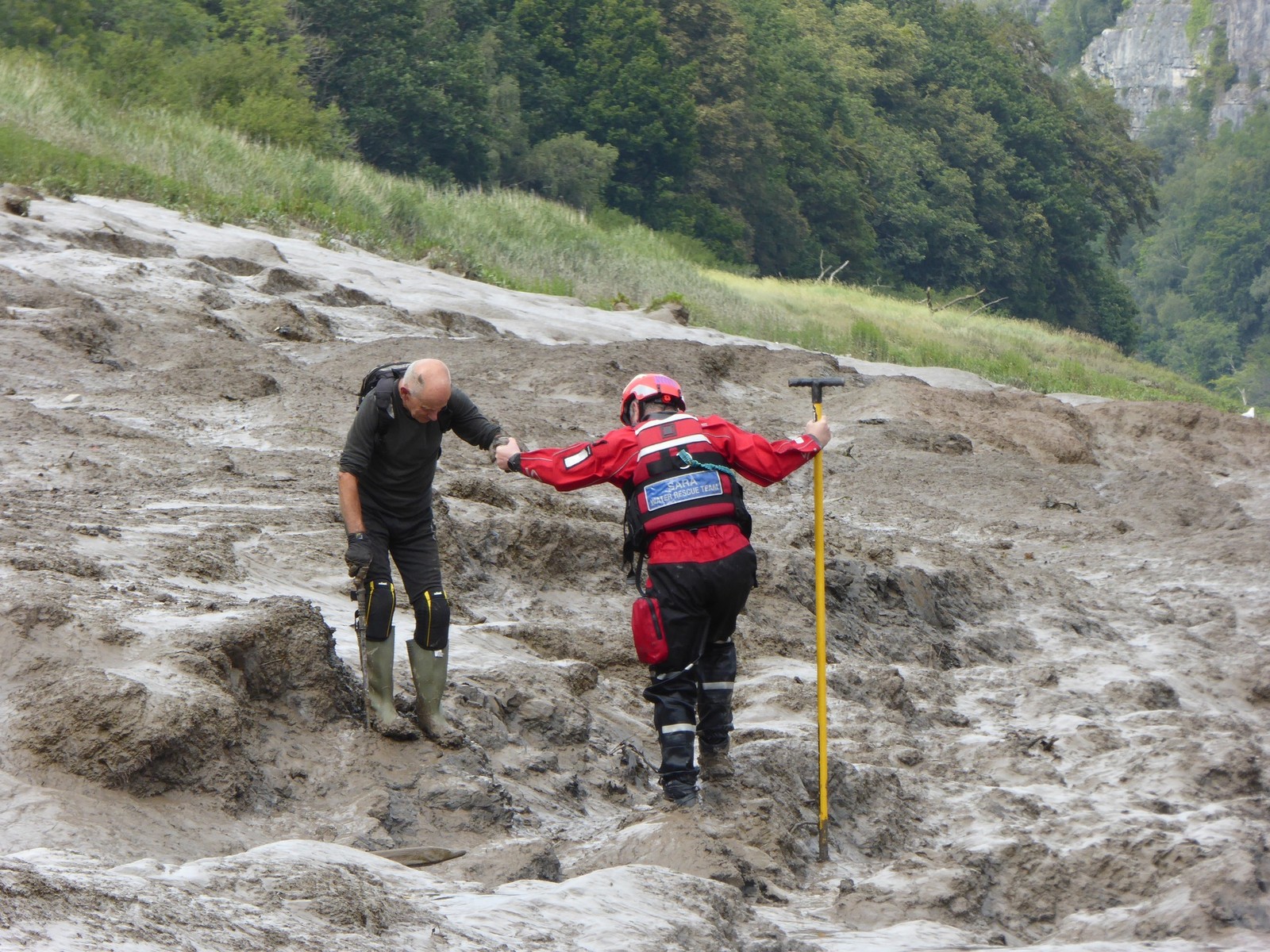 Pesquisadores tiveram que enfrentar muita lama durante as escavações — Foto: Simon Maddison/Facebook/Reprodução