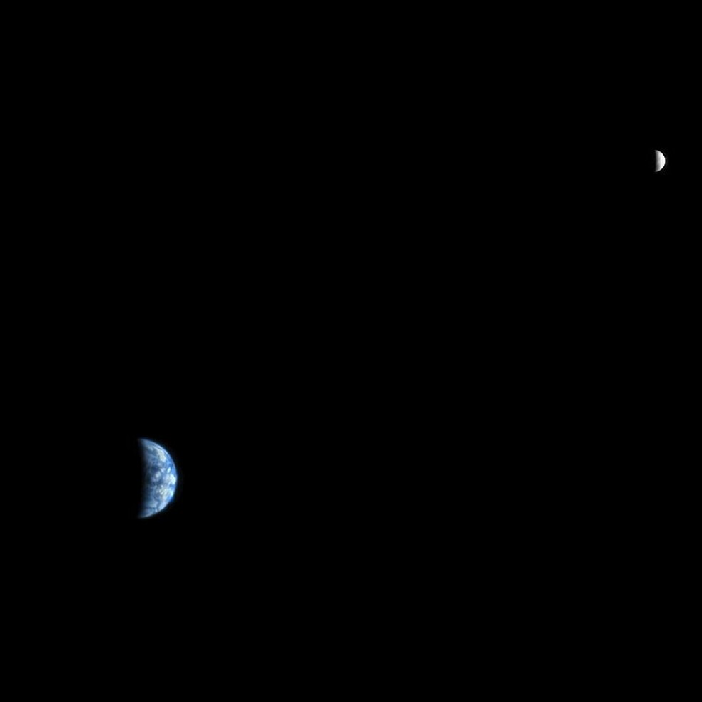 A Terra e a Lua vistas de Marte em 2012 — Foto: NASA