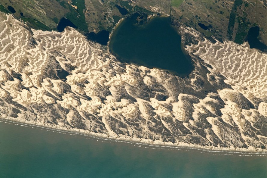 Registro feito por astronauta da NASA em 2017 mostra a Lagoa dos Barros, no Brasil, do espaço