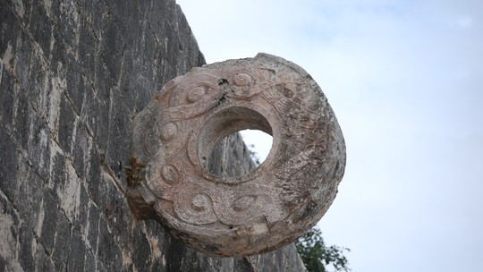 Pesquisadores acham oferendas em quadra esportiva maia de 2 mil anos