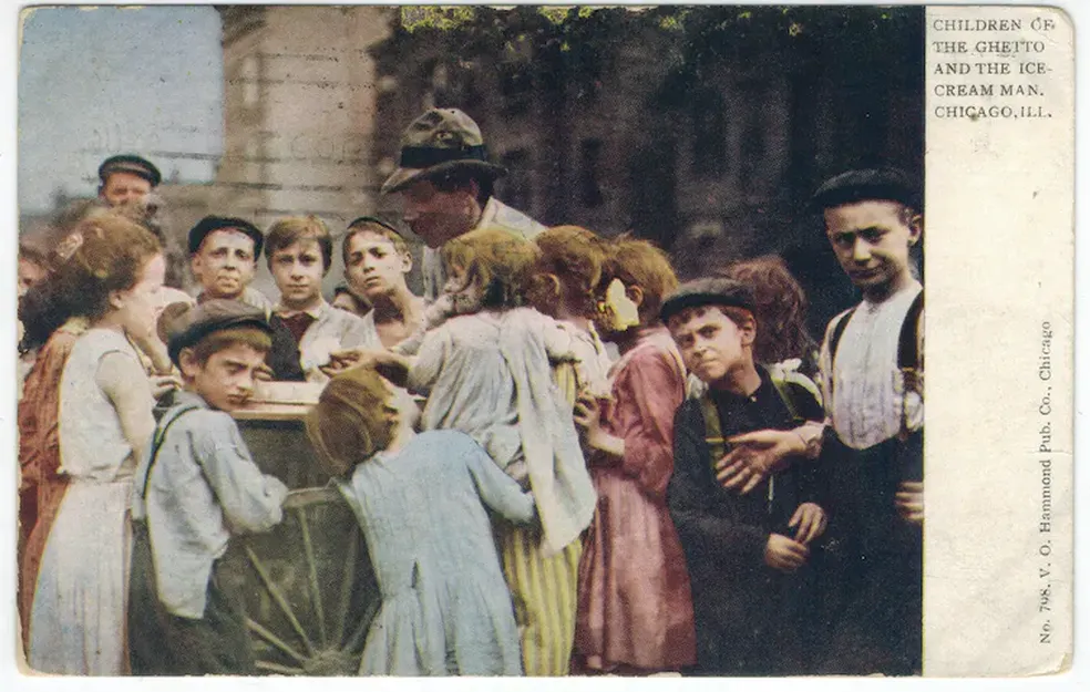 Crianças cercam um vendedor de sorvete em 1909 — Foto: Wikimedia Commons