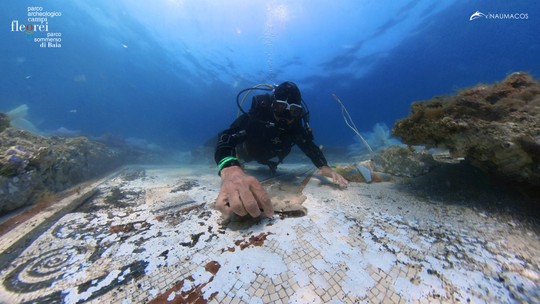 Mosaico romano é restaurado no mar perto de cidade submersa na Itália