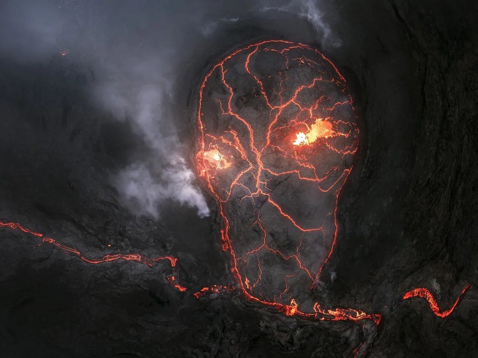 “Caveira Fumegante”, de Daniel Viñé Garcia, retrata o vulcão Fagradalsfjall, na Islândia, enquanto esfria. As rachaduras na lava formaram uma caveira, criando uma ilusão natural efêmera e sinistra — Foto: Daniel Viñé Garcia