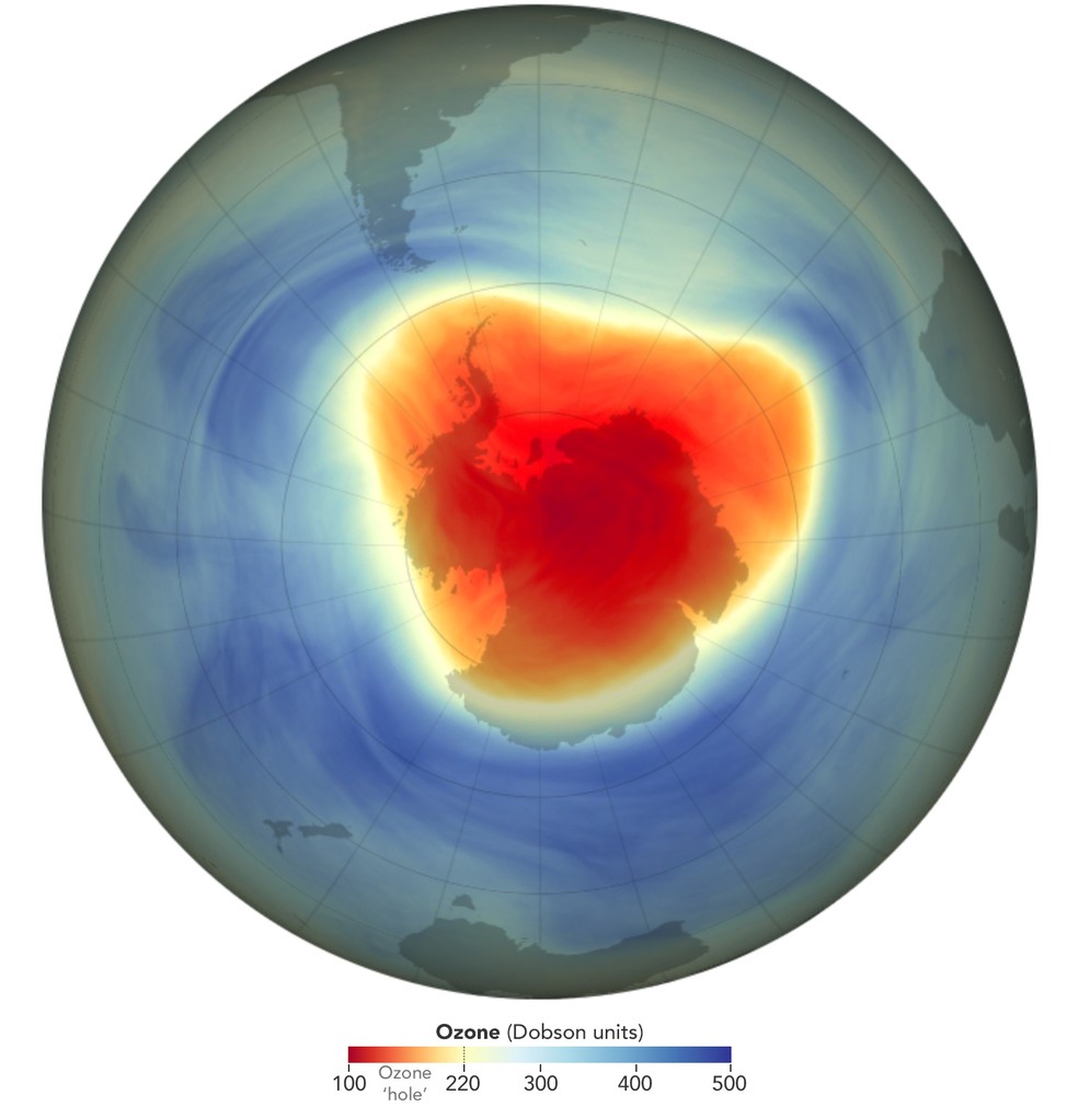 A área de ozônio destruído sobre a Antártica em 2024 foi a sétima menor desde o início da recuperação em 1992 — Foto: NASA Earth Observatory