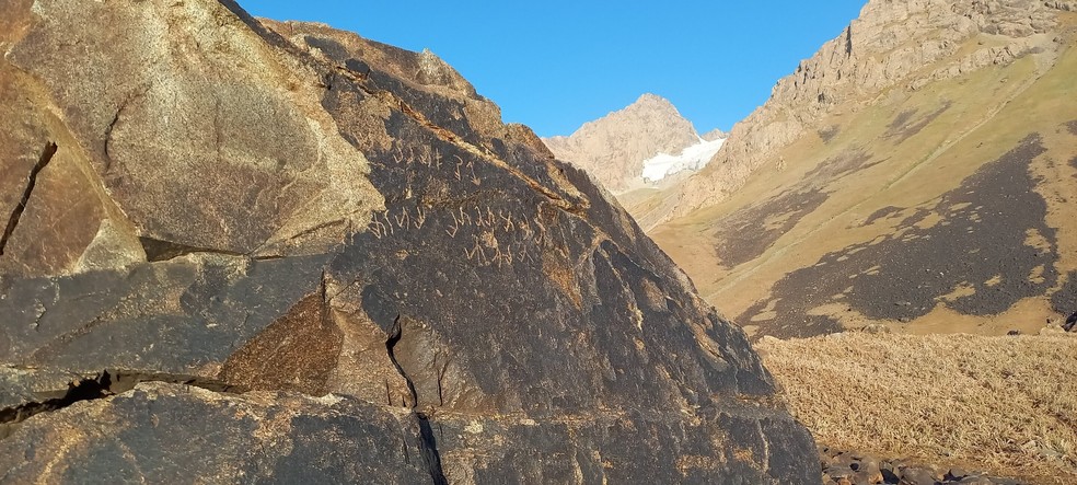 Local em que a inscrição bilíngue foi descoberta fica no Tajiquistão, na Ásia Central  — Foto: Bobomullo Bobomulloev