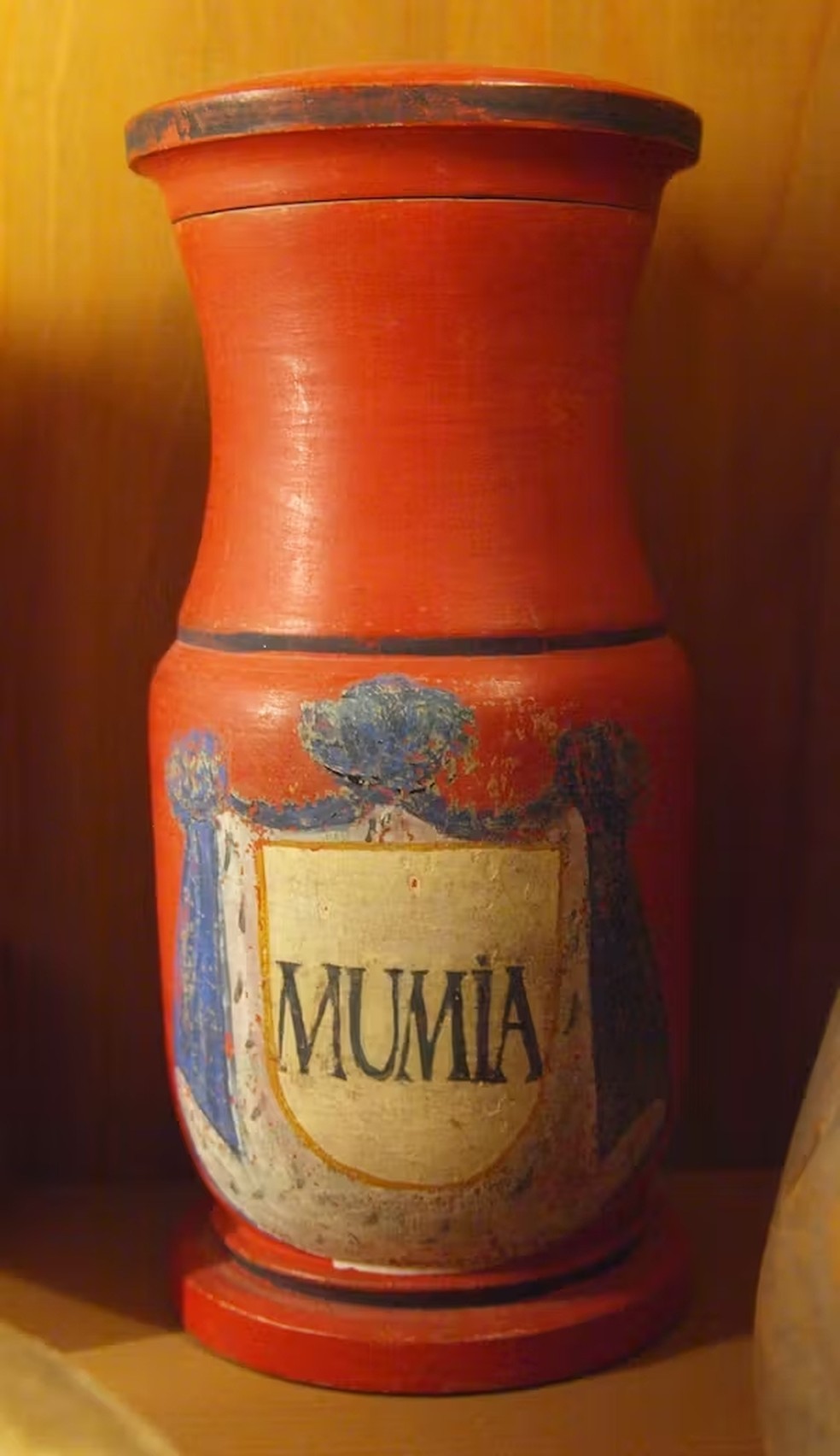 Frasco usado para armazenar múmia, um remédio feito a partir dos restos mortais de humanos mumificados — Foto: Wikimedia Commons