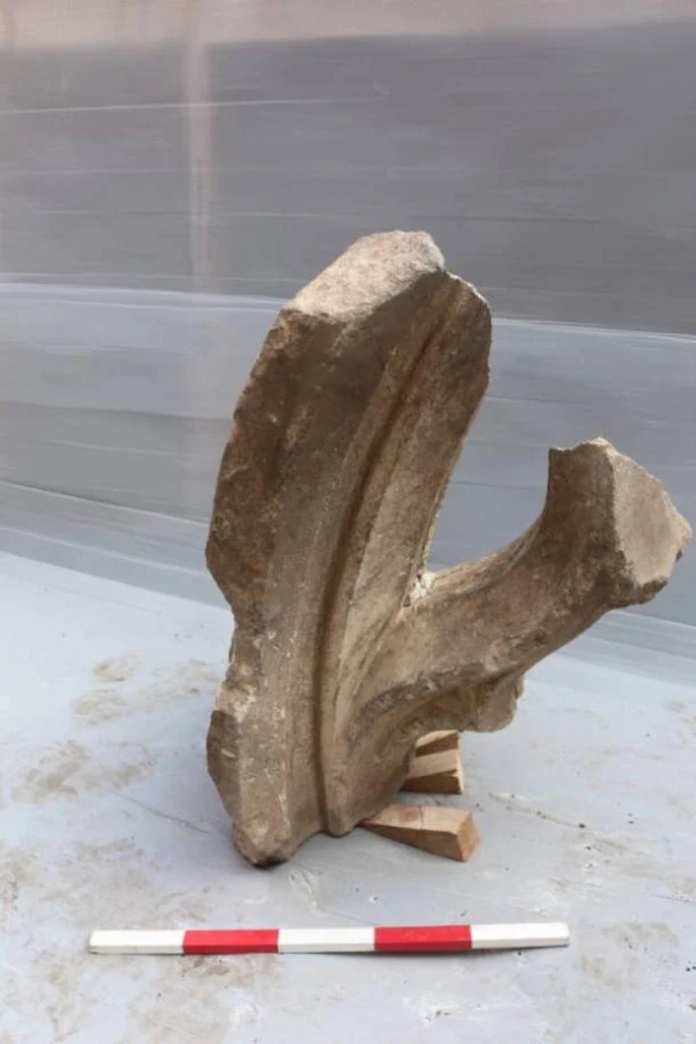 Uma parte de moldura do século XIV, combinando elementos de arco e trevo, descoberto durante as escavações do projeto City Campus. — Foto: Universidade de Gloucestershire