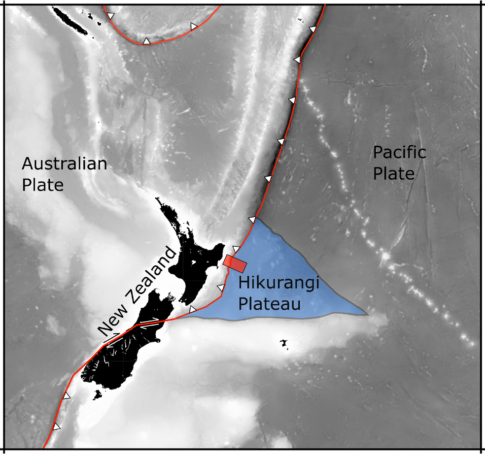 Recente pesquisa sísmica (retângulo vermelho) mapeou o planalto de Hikurangi à medida que ele afunda na zona de subducção de Hikurangi, na Nova Zelândia (linha vermelha) — Foto: Andrew Gase