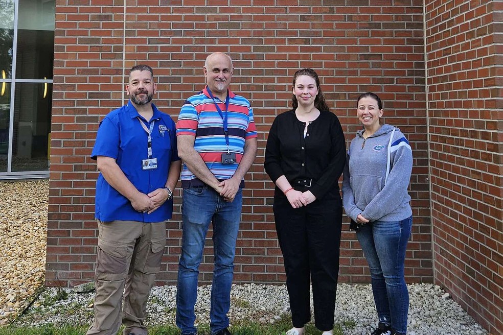 Uma equipe da Faculdade de Saúde Pública e Profissões da Saúde da Universidade da Flórida descobriu o primeiro jeilongvirus nos Estados Unidos. Da esquerda para a direita, Andrew Williams, um aluno de doutorado; John Lednicky, Ph.D., um professor pesquisador; Emily DeRuyter, uma candidata a doutorado; e Tracey Moquin, a gerente do laboratório — Foto: Taylor Whittaker