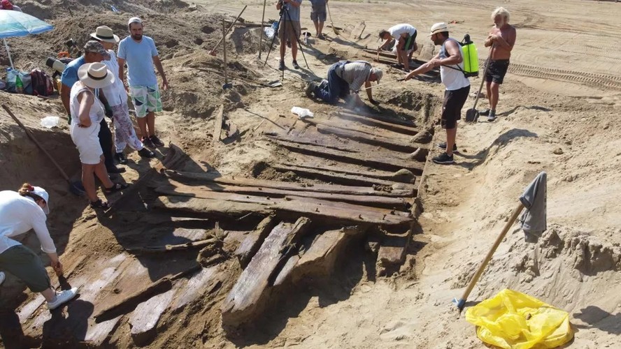 Restos de um grande barco de madeira provavelmente usado pelos romanos foi encontrado na Sérvia