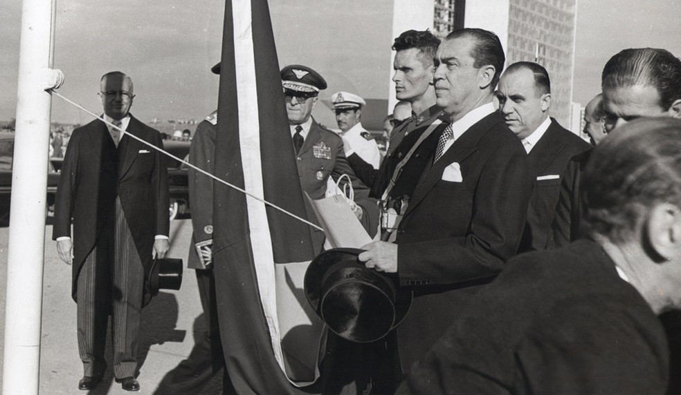Hasteamento da bandeira nacional durante a inauguração de Brasília em 1960 — Foto: Memorial JK