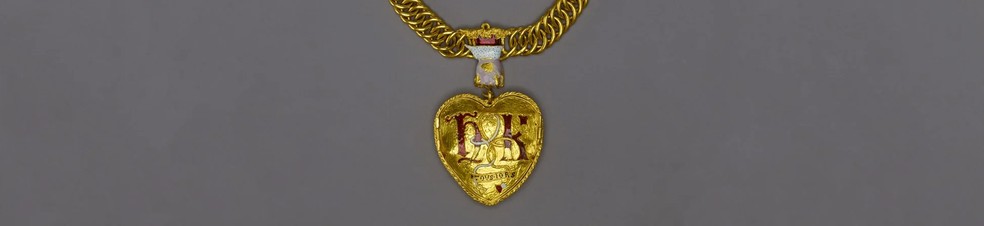 Pingente em forma de coração é preso a uma corrente de 75 elos e feito de 300 gramas de ouro 24 quilates — Foto: Historic England 