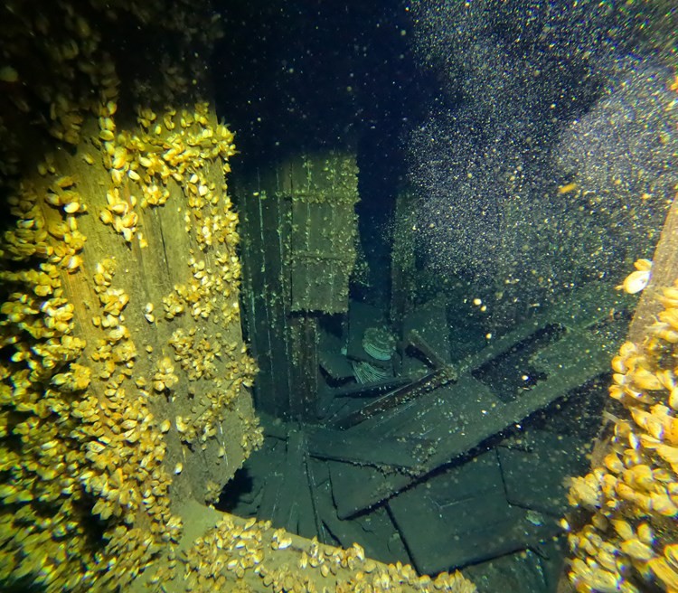 Imagem mostra dentro do deck do barco