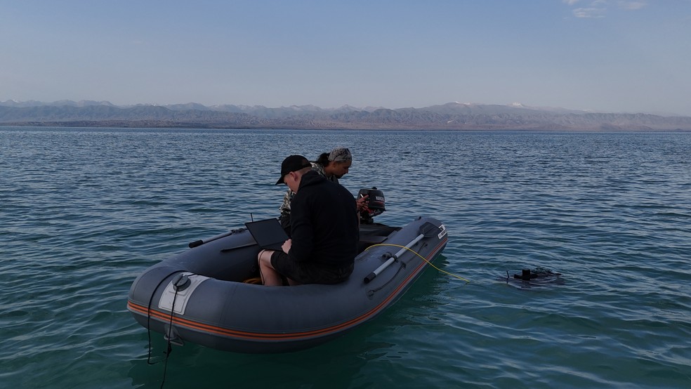 Operando um drone subaquático a partir de um barco — Foto: Instituto de Arqueologia da Academia Russa de Ciências