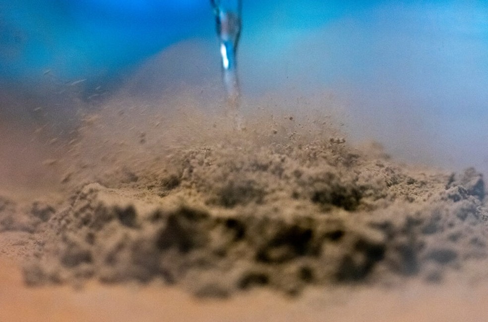 Fluxo crioclástico causado por nitrogênio líquido derramado no simulador de poeira lunar  — Foto: Washington State University 