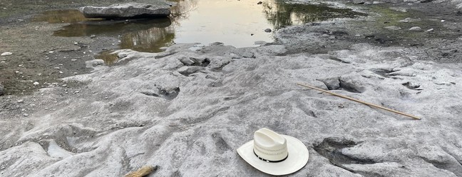 Rio Paluxy, no Texas, revela fósseis de dinossauros após seca — Foto: Dinosaur Valley State Park - Friends/Facebook/Reprodução