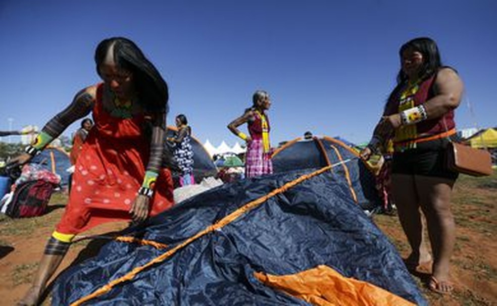 Povos indígenas montam acampamento contra o marco temporal — Foto: Marcelo Camargo/Agência Brasil