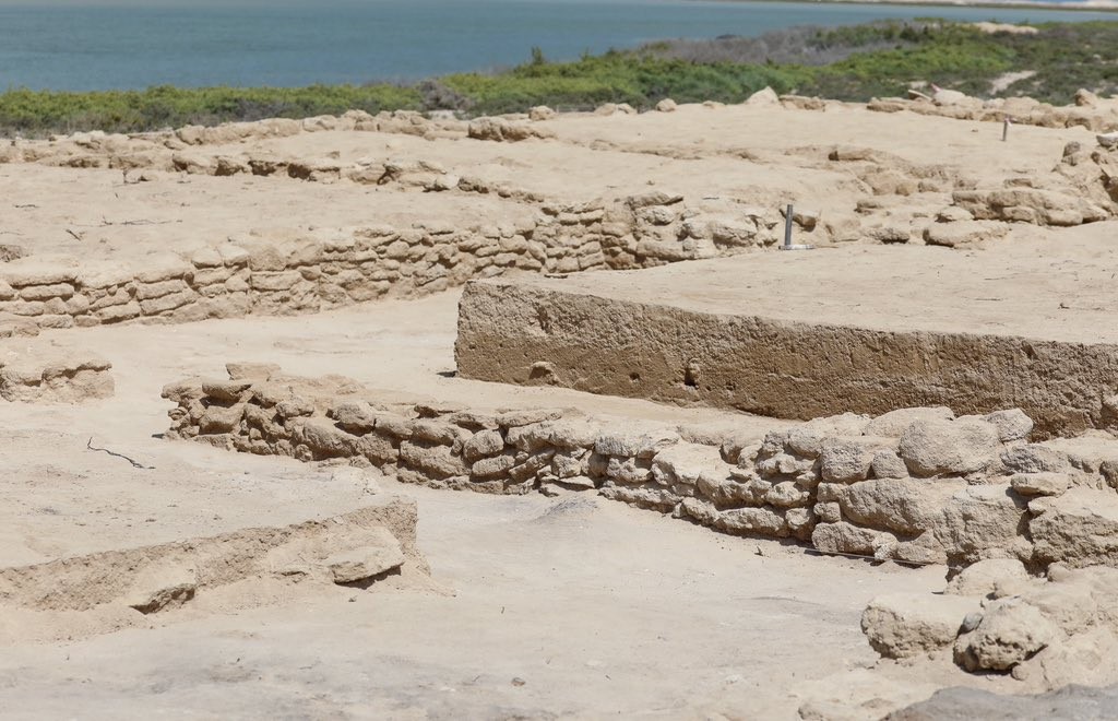 Escavações revelaram assentamento de 1,3 mil anos que antecede a ascensão do Islã  — Foto: @uaq_tad/Reprodução/Twitter