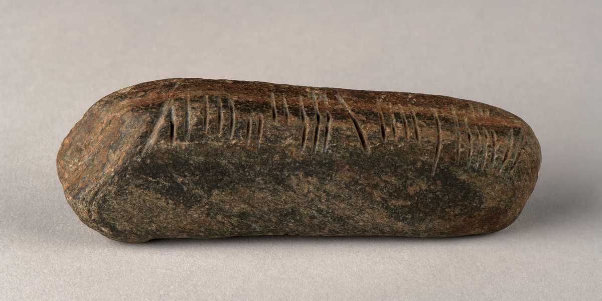 Professora encontra pedra com escritos de 1.600 mil anos na Irlanda
