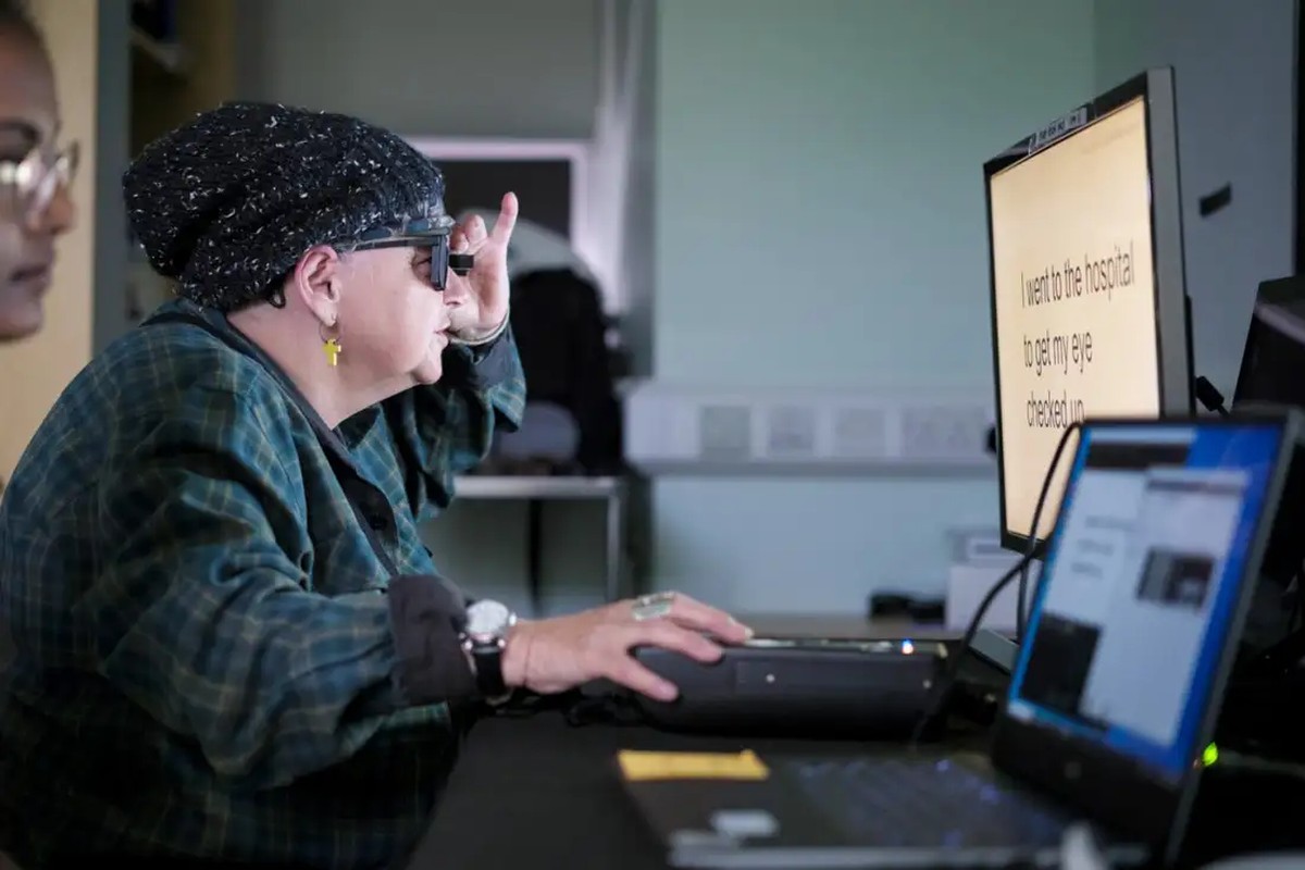 Novo implante na retina recupera visão em idosos, que passam a ler novamente