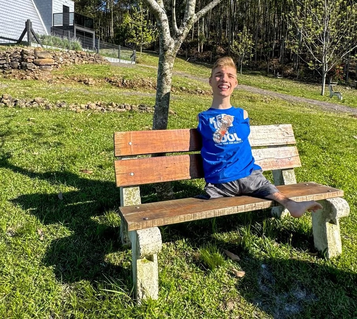 Brasileiro sem braços e pernas devido à síndrome rara viraliza: “e você reclamando da vida”