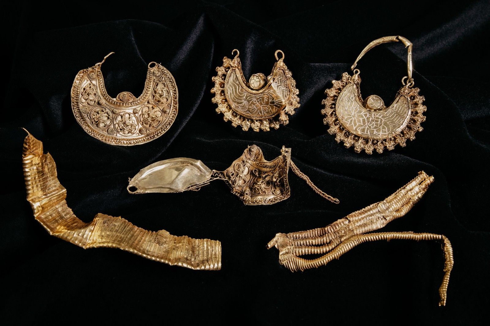 Quatro brincos de ouro e duas tiras de ouro com nervuras descobertos na Holanda  — Foto: Arqueologia West-Friesland/Fleur Schinning