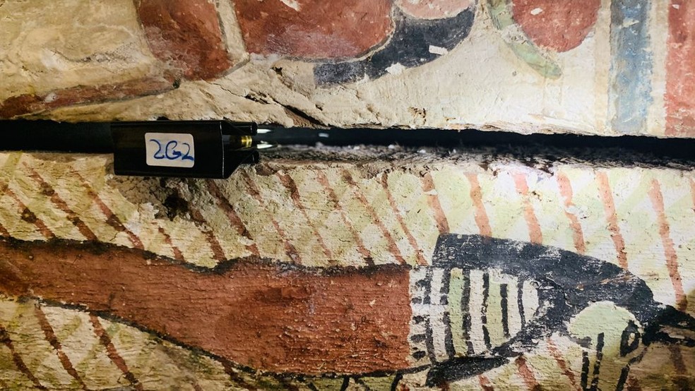 Amostragem passiva usando uma fibra de microextração em fase sólida de ar dentro de um sarcófago — Foto: Emma Paolin