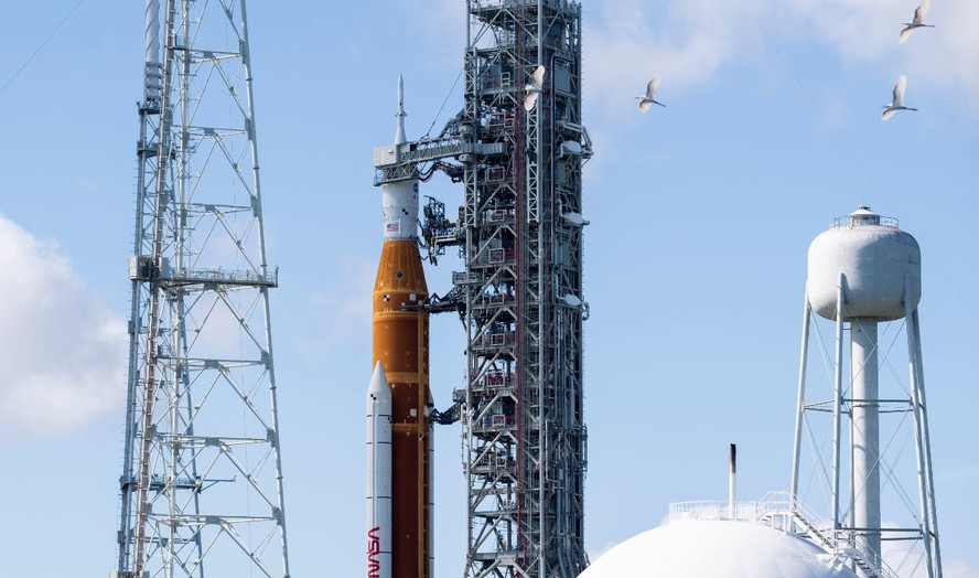 Foguete Space Launch System (SLS)  da missão Artemis 1, da Nasa